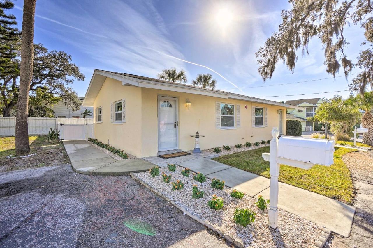 Pet-Friendly Dunedin Townhome With Private Yard Exterior photo